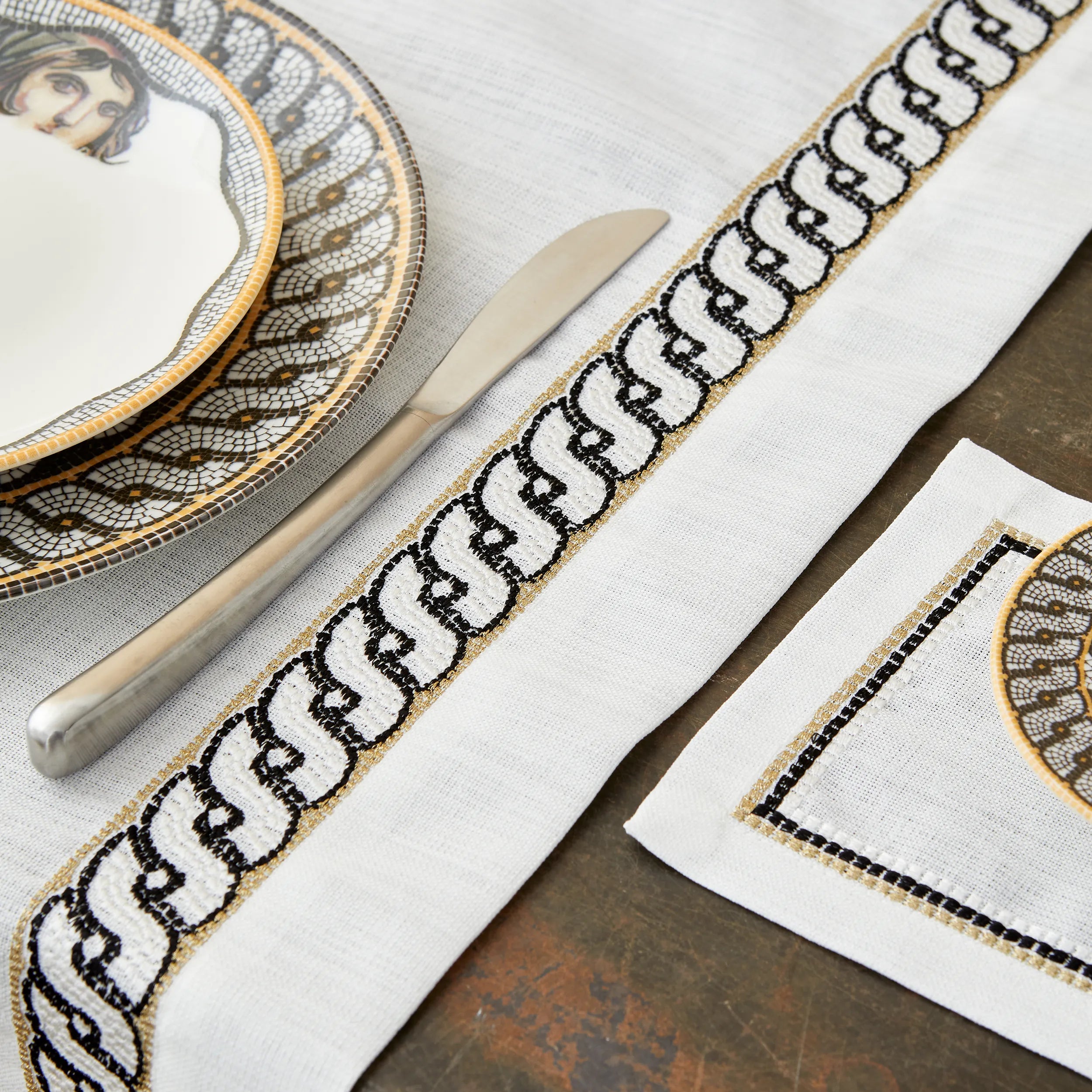 черен-покривка-за-маса-22-8680214250488-0